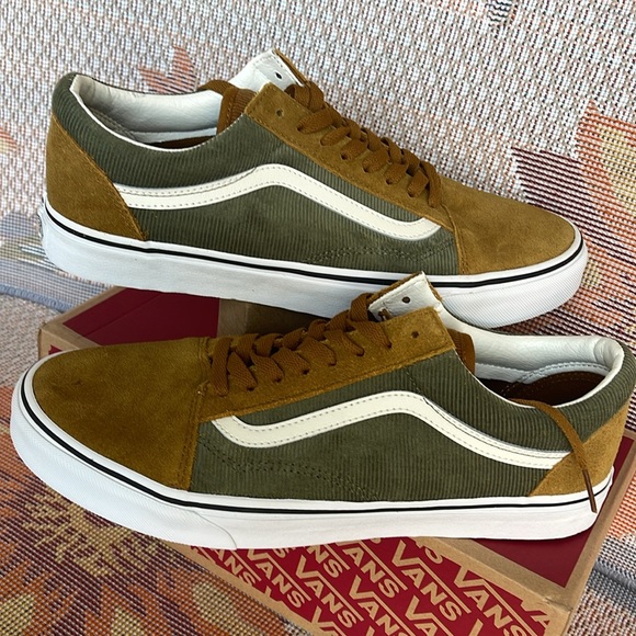 Vans Men’s Old Skool
Mini Cord Green/Brown
VN000ZNIT20A
Sneakers - Picture 11 of 16
